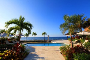 Via de goed onderhouden tuin naar het zwembad met uitzicht op de Bali zee.