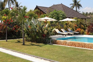 Ontspannen aan het zwembad omgeven met een prachtige tuin in ons vakantiehuis op Bali.