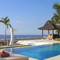 Zwembad met uitzicht op de prachtige zee van Bali.