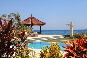 Zwembad bij vakantiehuis op Bali met lounge gedeelte.