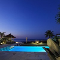 Het zwembad van onze vakantie villa op Bali is 's nachts verlicht.