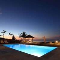 Het verlichte zwembad van ons vakantiehuis op Bali zicht er prachtig uit 's nachts.